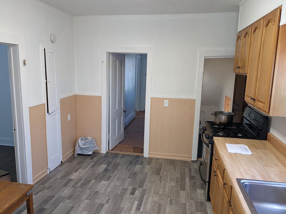 1st image of 520 Oak St Floor 1