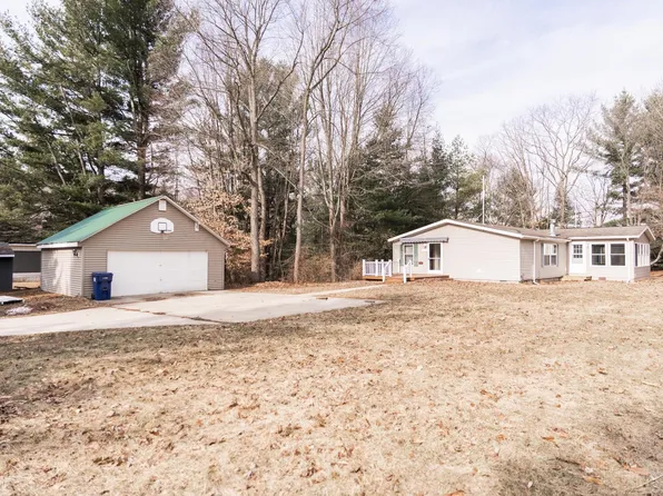 1073 Carmen Dr, Lake Isabella, MI 48893