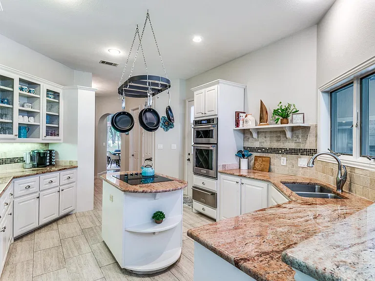 825 Carrie Ln — Photo 12