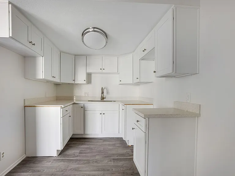 Windsor Arms Apartments — Photo 19