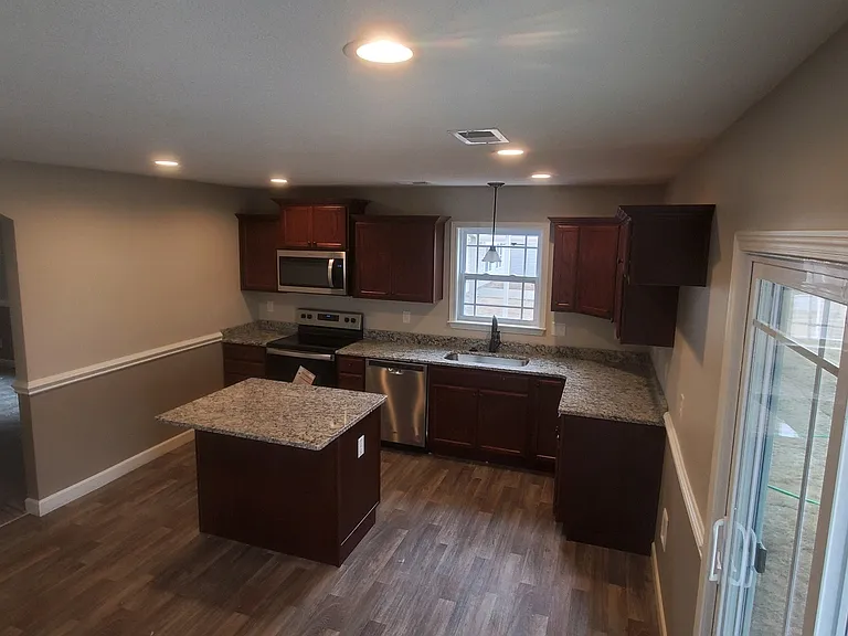 Spartan Commodor Ln — Photo 4