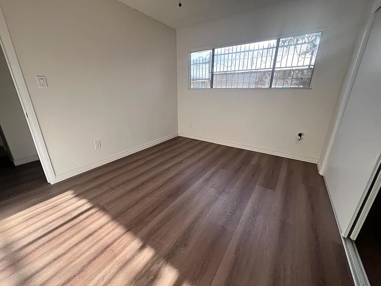 14733 Blythe St #B11 — Photo 2