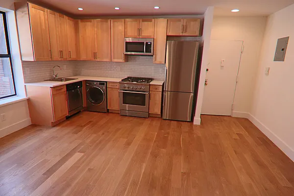 Rented by PMG Real Estate  | media 34