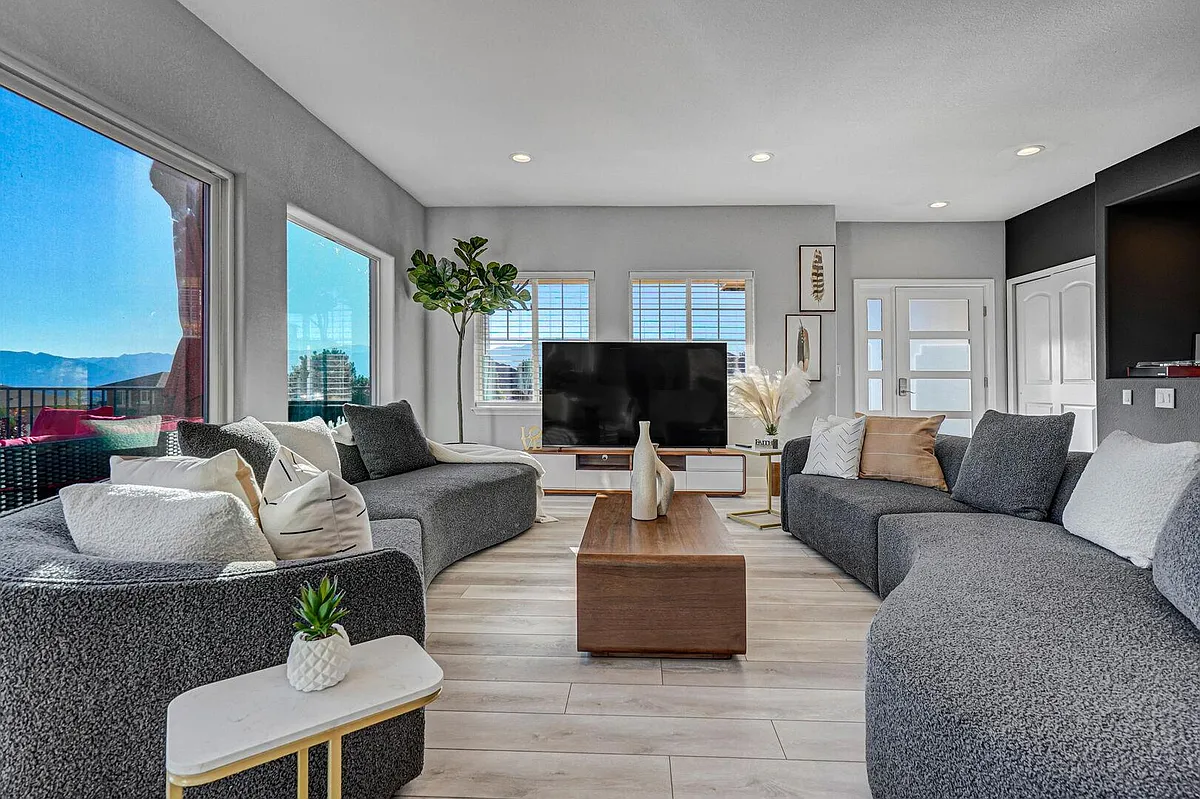 Cozy living room with a smart TV! - Cody Mesa Ct