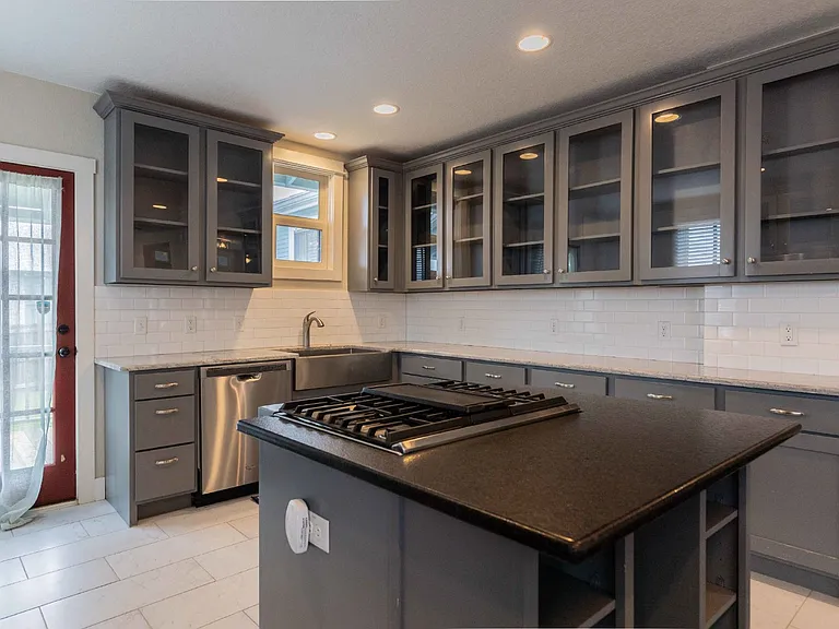 1121 E Crockett St — Photo 12