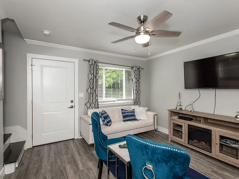 262 Irwin Pl — Photo 2
