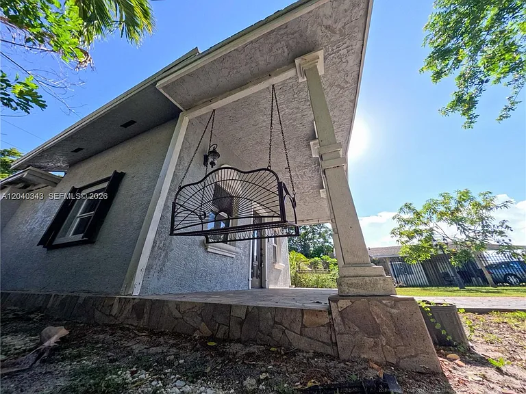 2218 N Harding St — Photo 14