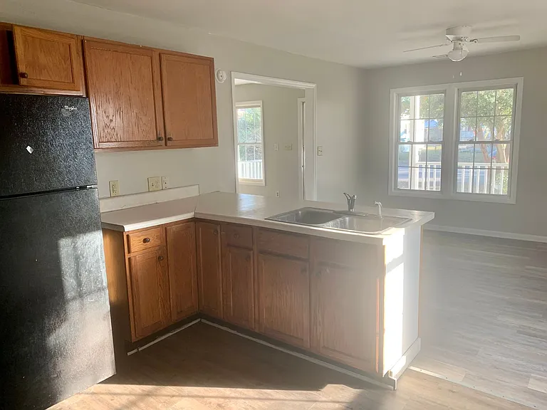 1202 Bay St — Photo 17