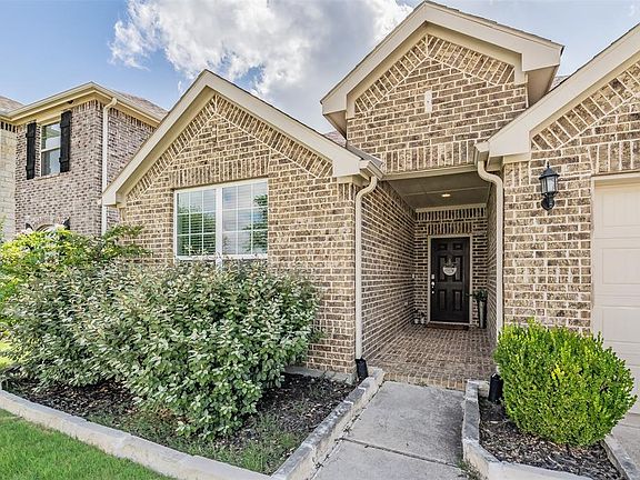 Inviting brick covered entry, welcome home