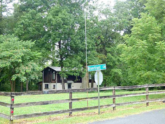 3rd image of 1527 Riverfront Cir