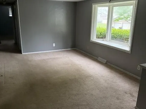 7042 N Pennsylvania Ave, Kansas City, MO 64118