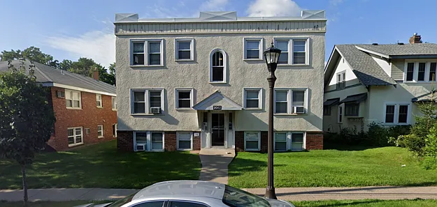 2082 Como Ave