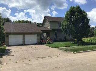 3368 Spinning Wheel Ct, Muscatine, IA 52761