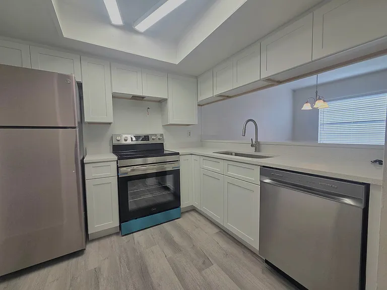 1902 Crystal Grove Dr — Photo 8