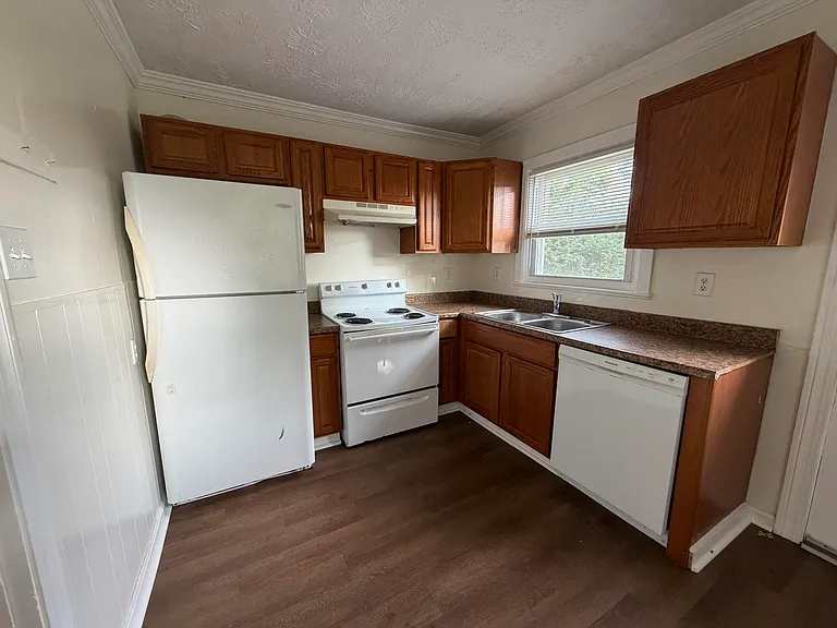 203 W Elm St — Photo 10