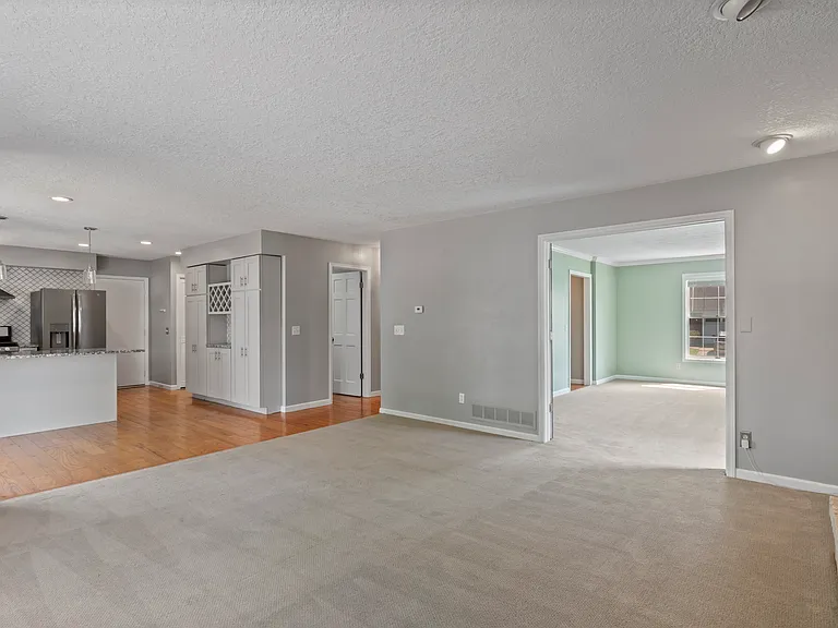 4690 Lindbergh Dr — Photo 19