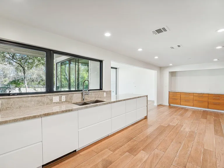 3927 Balcones Dr — Photo 20
