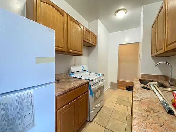 4th image of 308 E 209th St #22-2