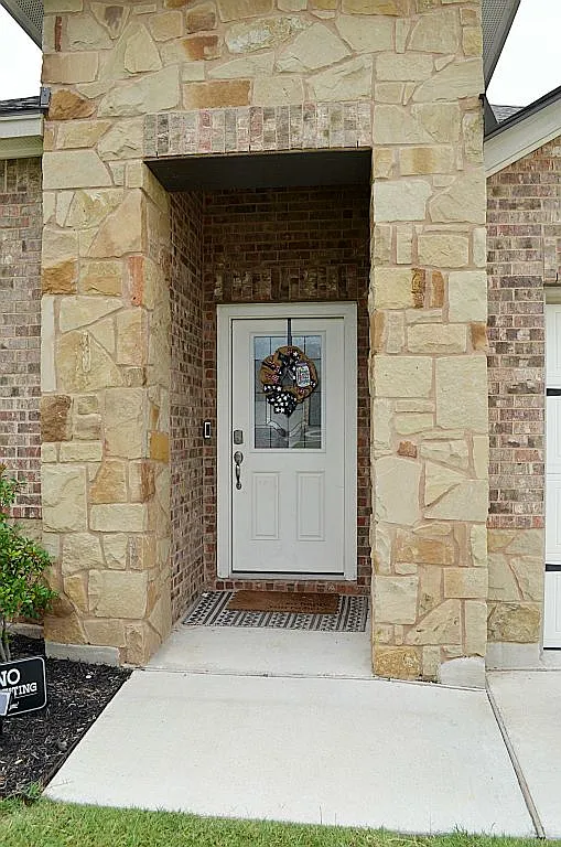 4 bed, 2071 sqft, $2,500 — Photo 2