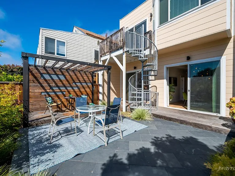 327 Arlington St — Photo 23