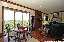 4th image of 886 Kindersley St