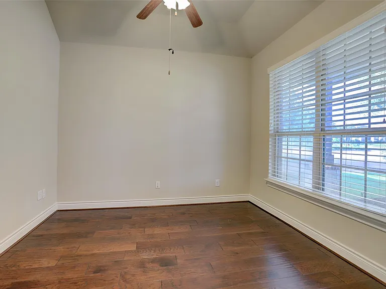 606 Sabinal St — Photo 5