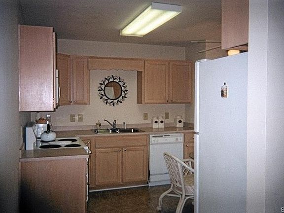5th image of 21 Vassar Dr