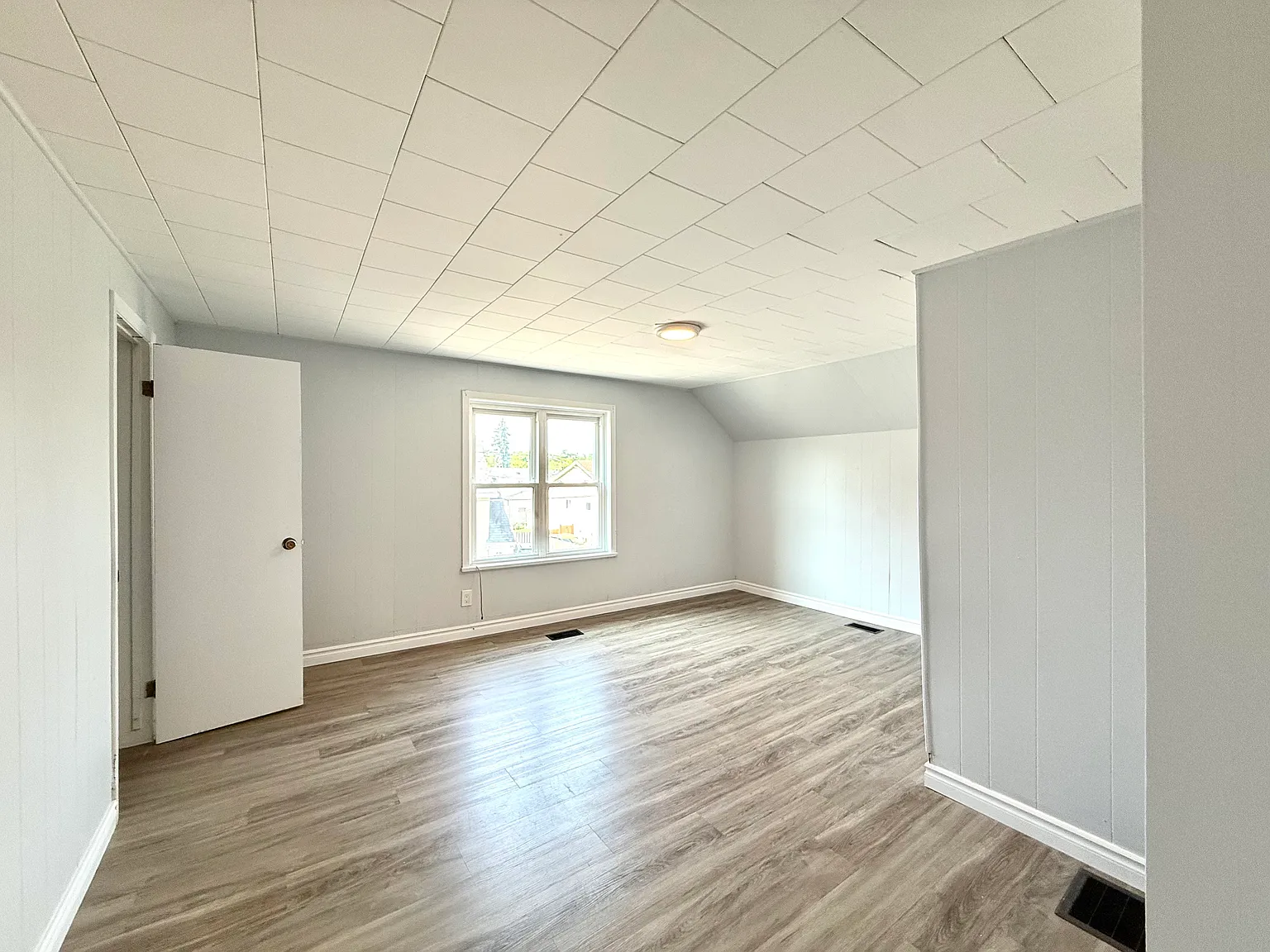 Upper - 26 Albina Street Welland Ontario L3C 1P3 — Photo 3