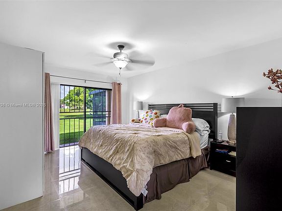 3rd image of 271 W Park Dr