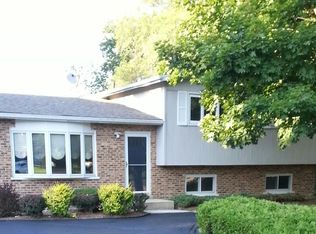 23W556 Walnut St, Roselle, IL 60172