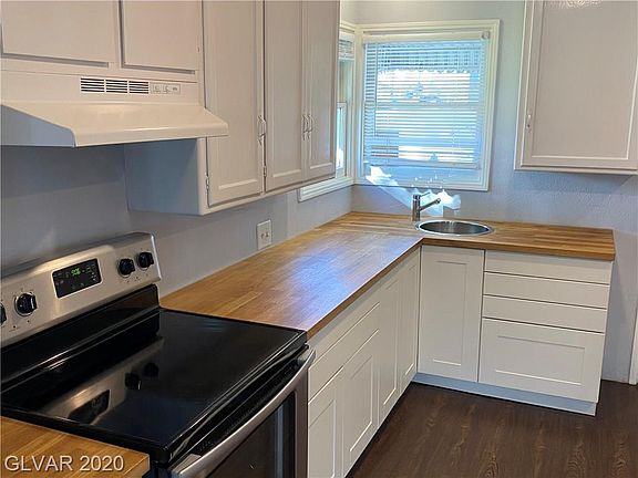 5th image of 1071 E Oakey Blvd