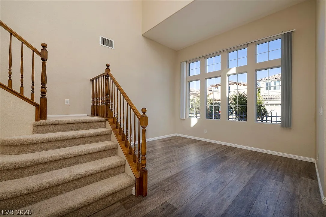 5 bed, 3.0 bath, 2461 sqft, $2,800 — Photo 2