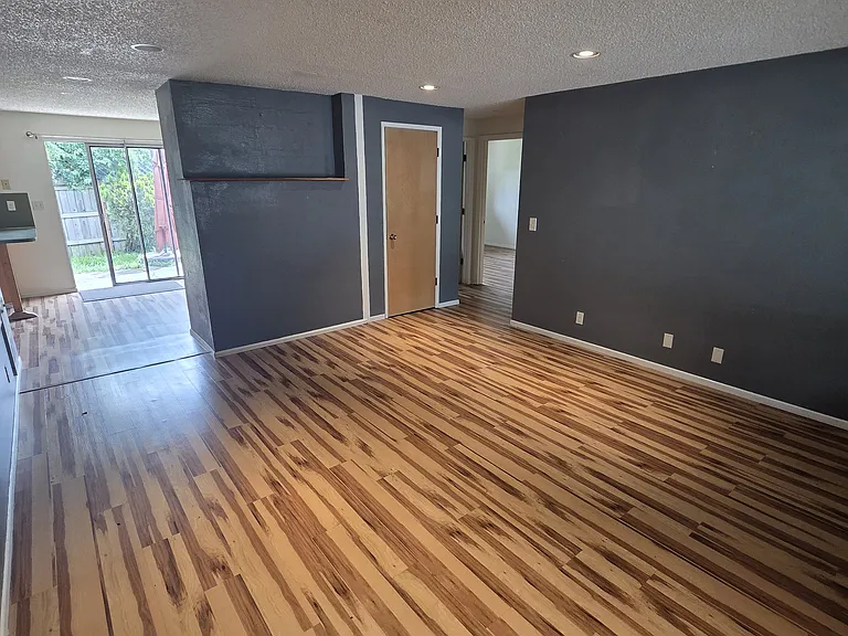 3945 Oak St — Photo 6