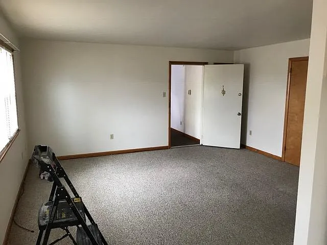 102 E Green St — Photo 2