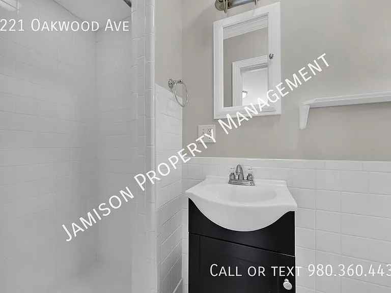 1221 Oakwood Ave — Photo 16