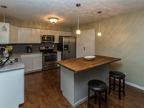 3rd image of 8327 Charter Oak Dr