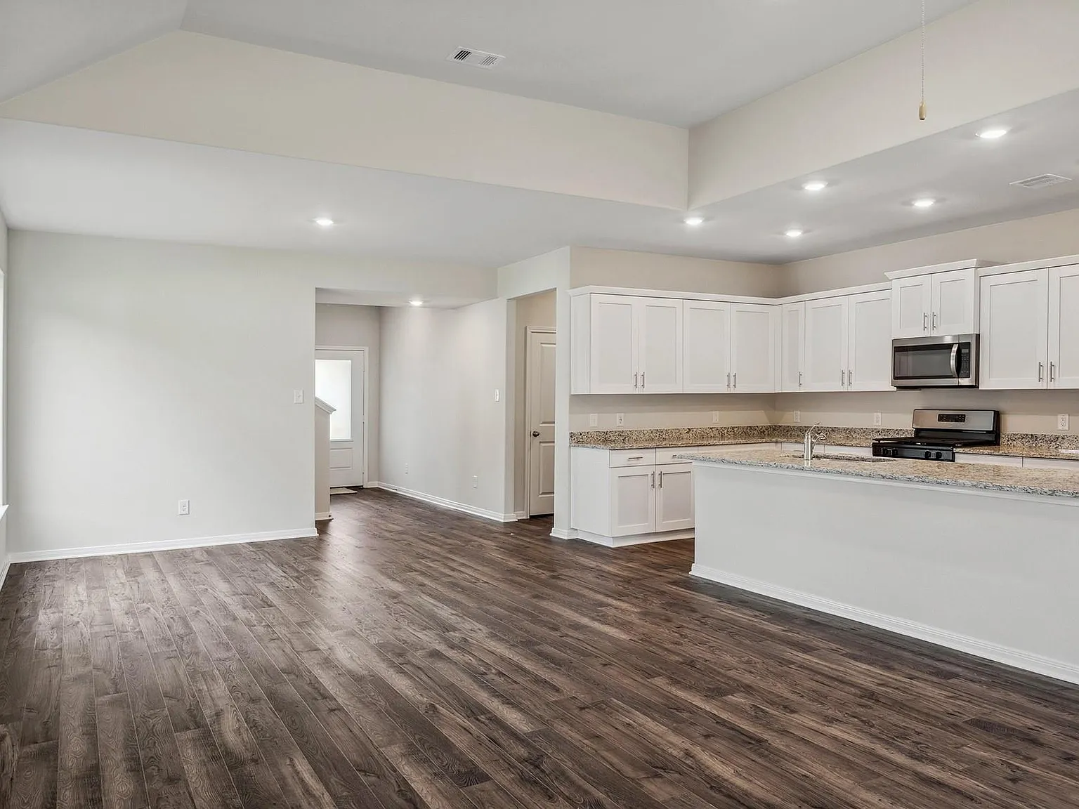 5 bed, 3.5 bath, 2824 sqft, $2,875 — Photo 3