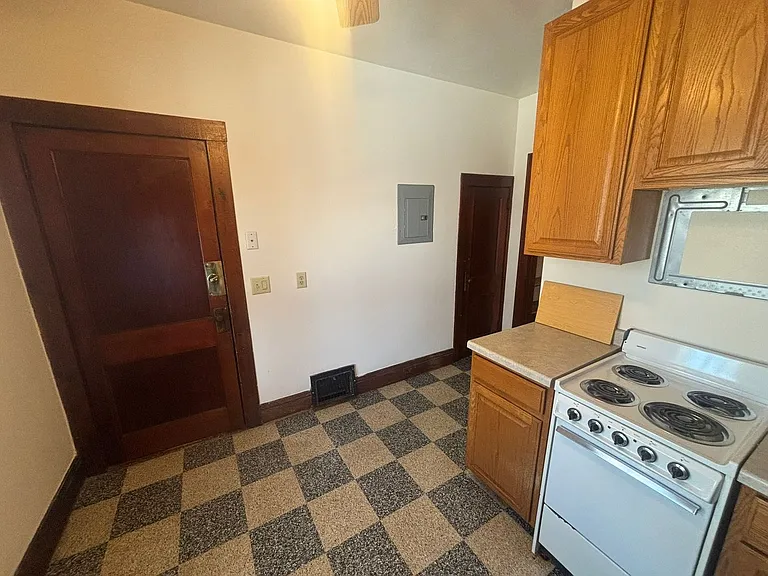 212-214 N Blount St — Photo 14