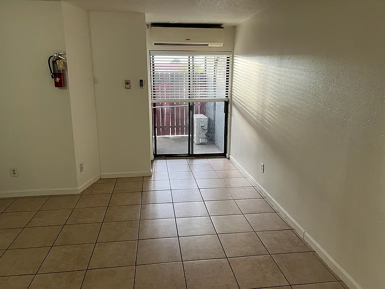 Modern 450 SF Updated Apts w/ Balconies in Ridgecrest — Photo 30