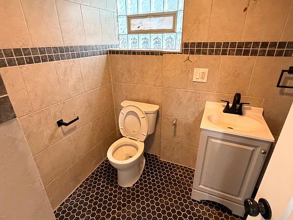 2nd image of 10518 S Avenue G