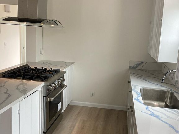 5th image of 2437 Beverley Ave #D
