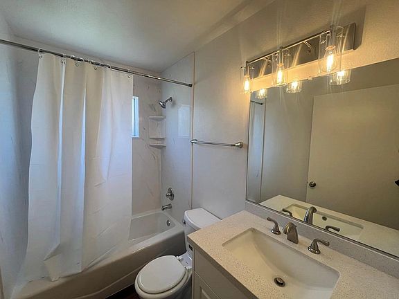 3rd image of 2908 W Victory Blvd APT D