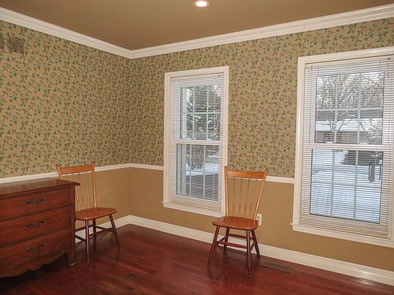 4th image of 2353 Valley Dr