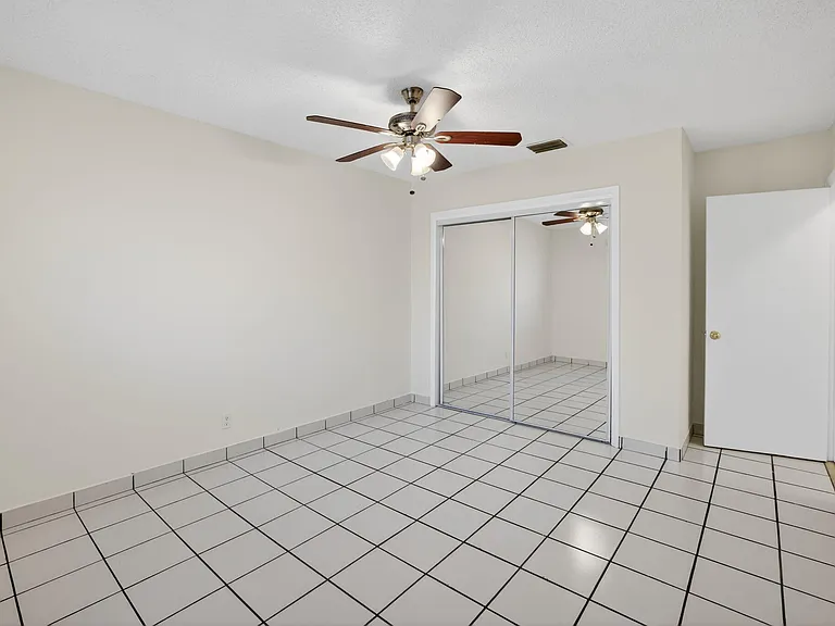2500 SW 18th Ter #3 — Photo 8