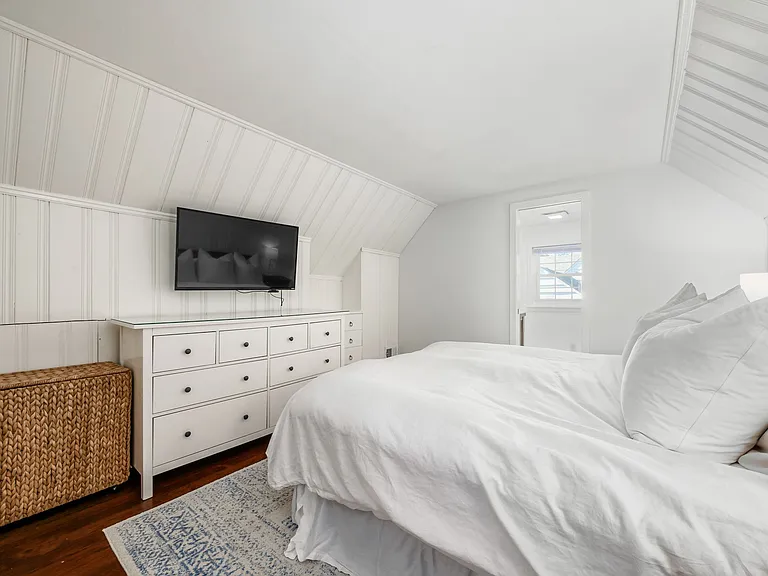 2048 Jervis Rd — Photo 23