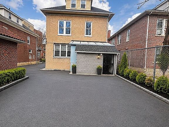 3rd image of 2536 Davidson Ave #1F