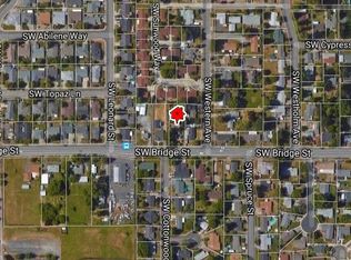 1710 SW Bridge St, Grants Pass, OR 97526
