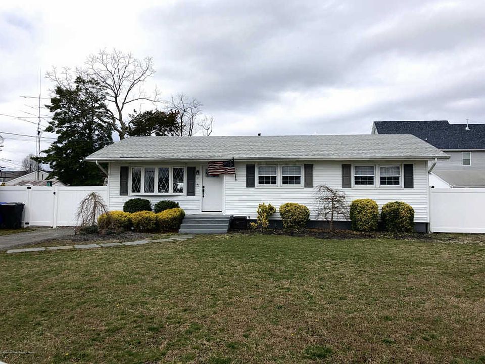 1st image of 32 Clarkson Dr