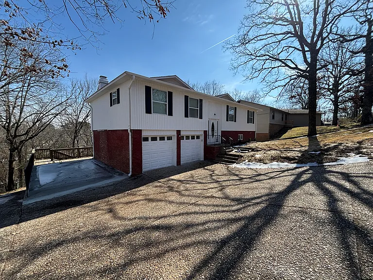 322 E Lee Ave — Photo 2