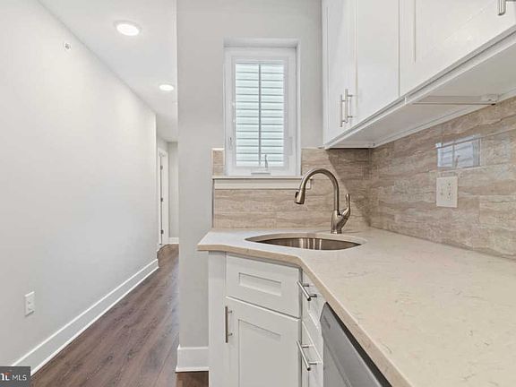 5th image of 1416 Christian St #3